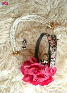 accesorii cu funda roz, curea cu flori si perle