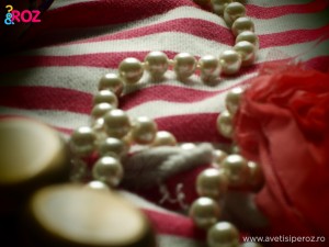 close-up-geanta-cu-buline-si-tricou-roz