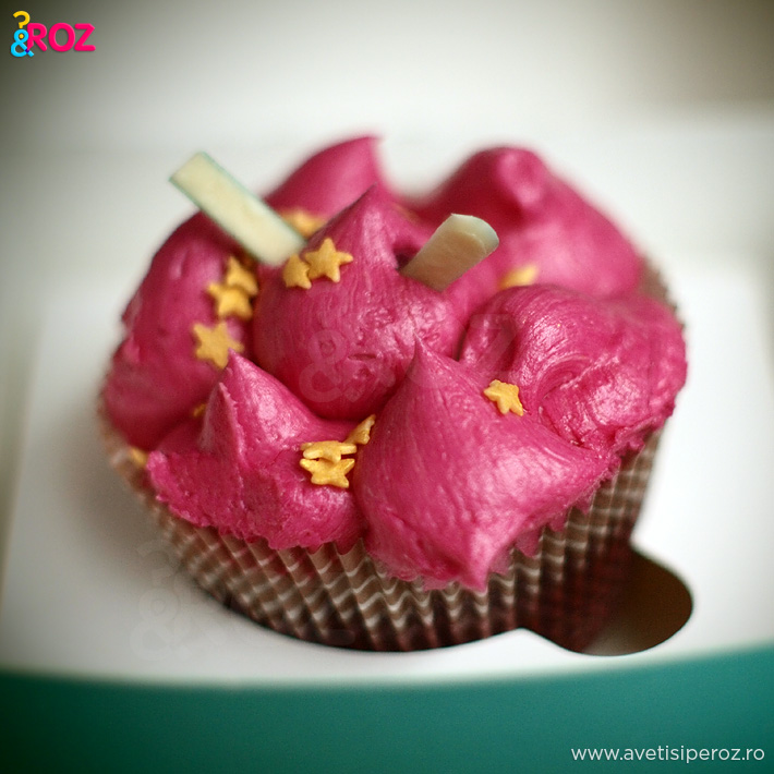 cupcake-roz-pe-masa