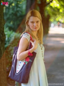 fata-in-rochie-alba-in-parc