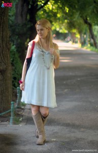 fata-in-rochie-alba-prin-parc