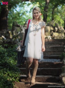 fata-in-rochie-alba-vara-prin-parc