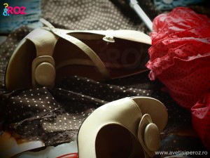pantofi-cu-toc-si-rochie-cu-buline