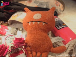 ugly-doll-si-bocanci-cu-flori.
