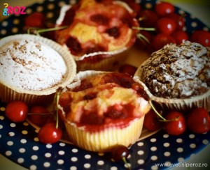 briose-si-cirese-pe-farfurie-cu-buline