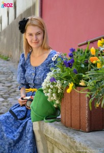fata blonda cu rochie vintage sighisoara