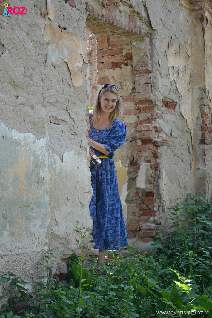 fata blonda in rochie albastra la ruine