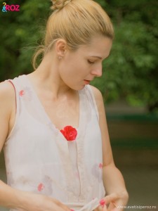fata-cu-rochie-cu-flori