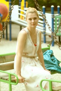 fata-in-parc-in-balansoar