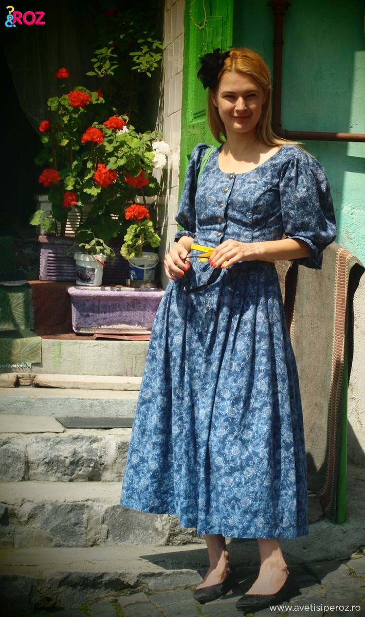 fata blonda in rochie albastra vintage sighisoara