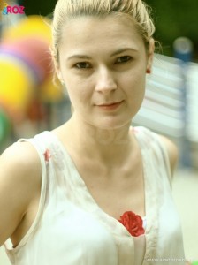 fata-in-rochie-cu-flori