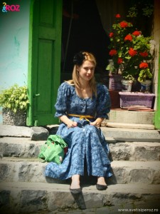 fata rochie albastra langa muscate