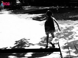fetita-in-parc la joaca