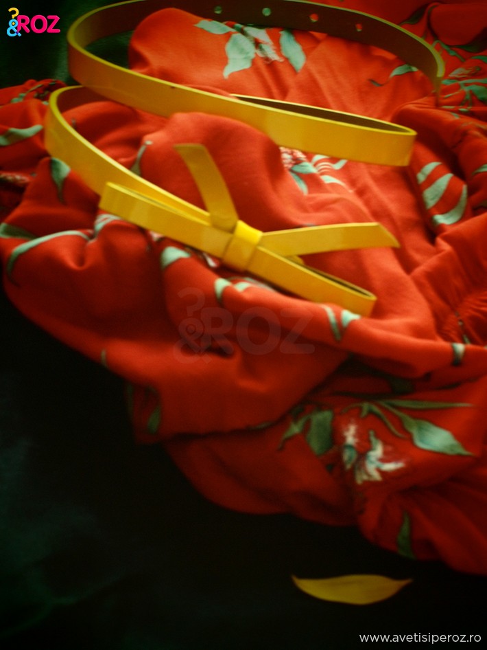 bluza rosie si curea galbena