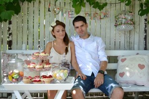 cuplu-indragostiti-in-decor-romantic