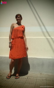 fata-rochie-rosie