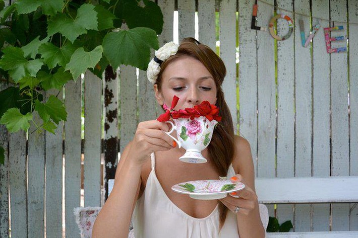 fata si ceasca de ceai cu trandafiri