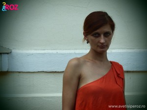 portret-fata-cu-rochie-rosie
