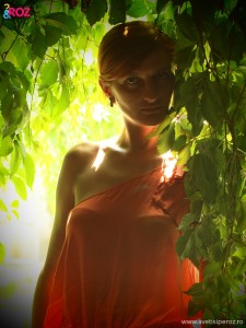 portret-fata cu rochie rosie