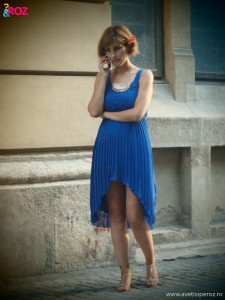 tinuta-cu-rochie-albastra