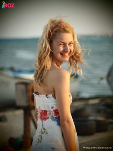 fata-blonda-in-rochie-alba