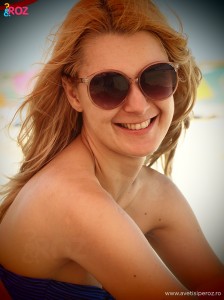 fata-blonda-la-plaja