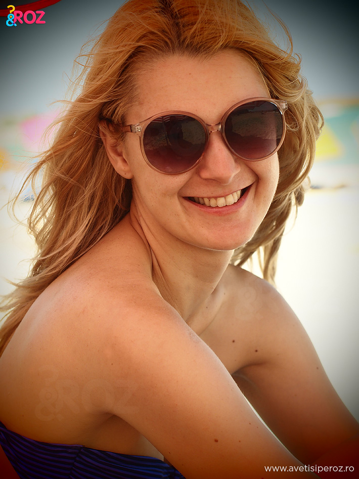fata-blonda-la-plaja