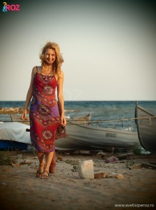 fata-blonda-pe-malul-marii