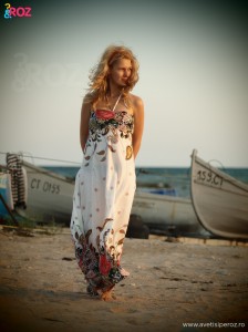 fata-in-rochie-alba-la-mare