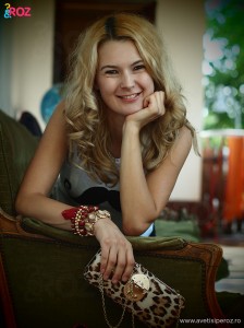 fata-blonda-cu-geanta-animal-print