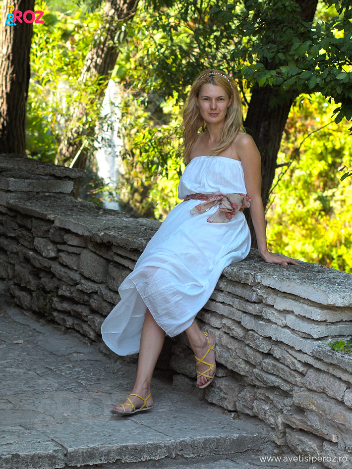 fata-blonda-in-rochie-alba