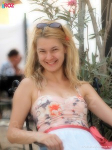 fata-blonda-la-terasa