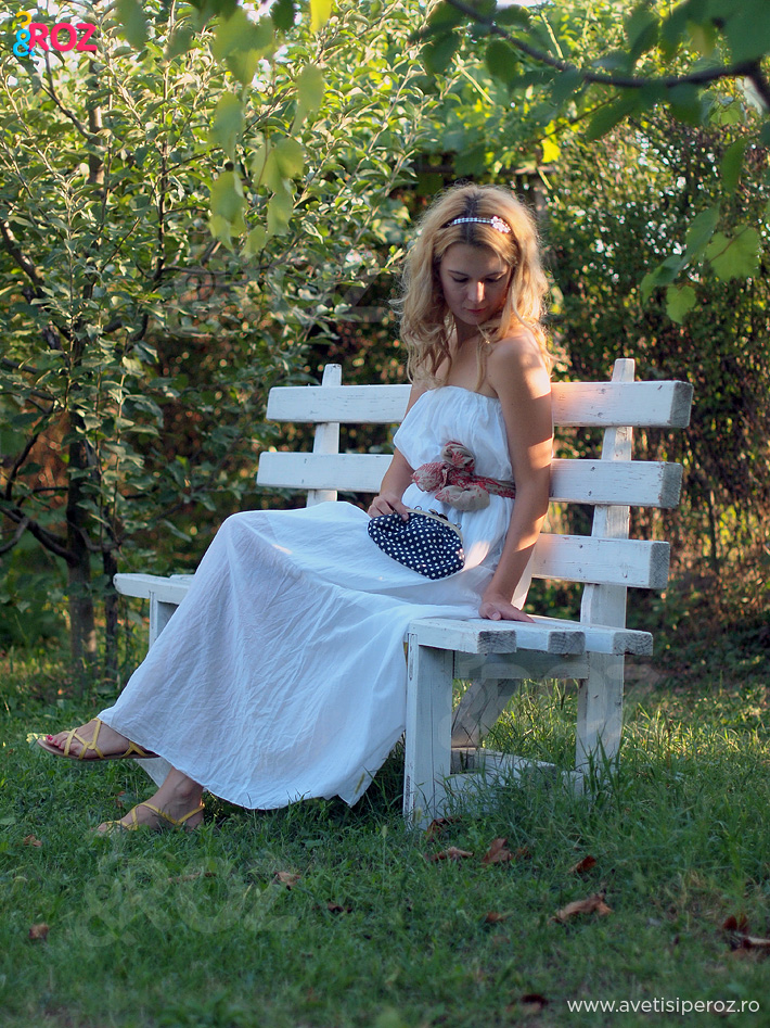  fata-in-rochie-alba-pe-banca