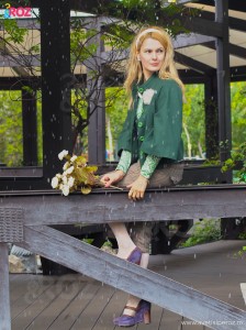 fata-blonda-in-parc
