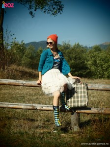 tinuta-cu-fusta-dantela-si-tricou-cu-dungi