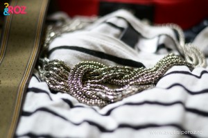 colier metalic si bluza cu dungi