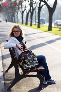 tinuta cu trenci alb