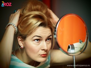 fata-blonda-si-oglinda