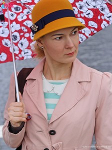 trenci roz si palarie galbena