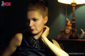 fata blonda cu rochie neagra