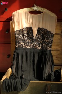 rochie plisata cu dantela