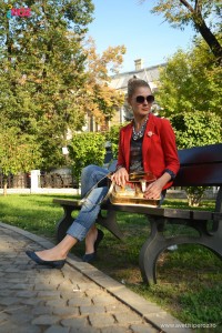 tinuta-hm cu sacou rosu