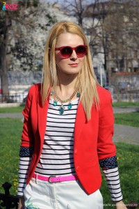 bluza cu dungi si sacou rosu
