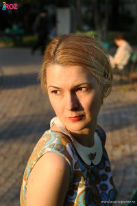 fata blonda cu guleras peter pan