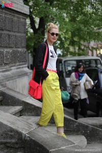 geanta roz six si pantaloni galbeni cos