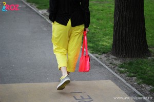 pantaloni galbeni si geanta roz