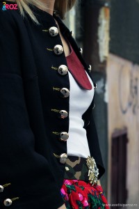 sacou cu nasturi aurii si fusta traditionala