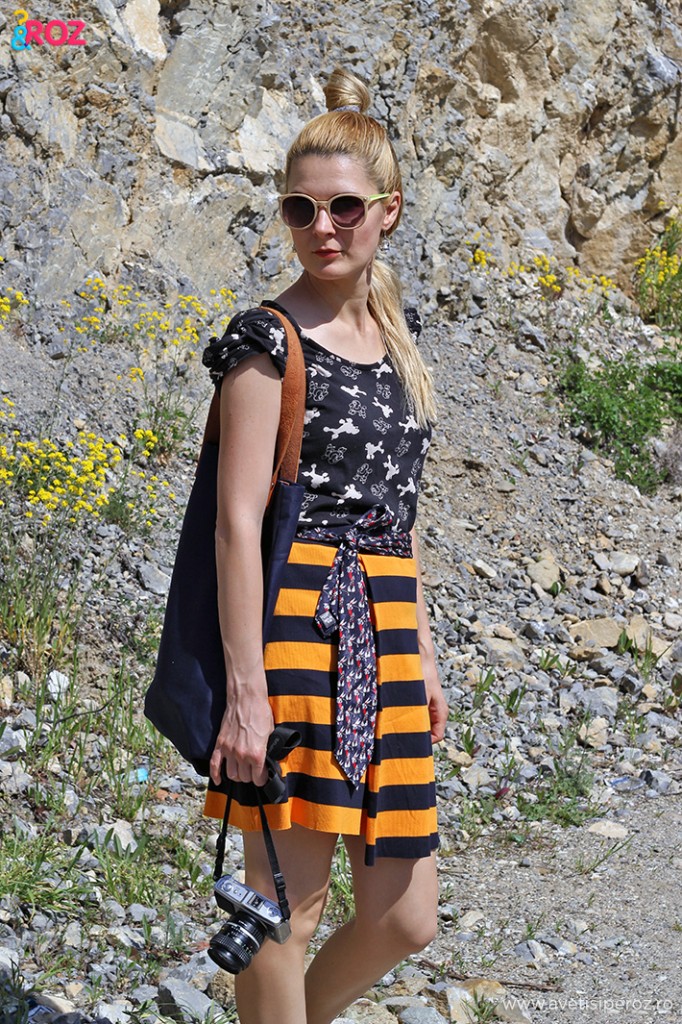 bluza cu imprimeu si fusta cu dungi