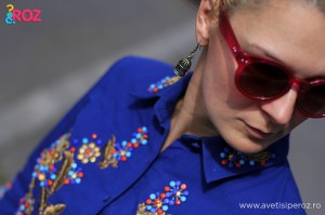 fashion blogger in rochie albastra
