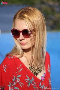fata blonda cu bluza rosie